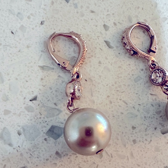 Chic Gold Pearl Dangle Earrings - Picture 1 of 3